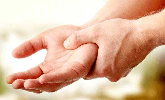 Кружится и болит голова немеют руки что это