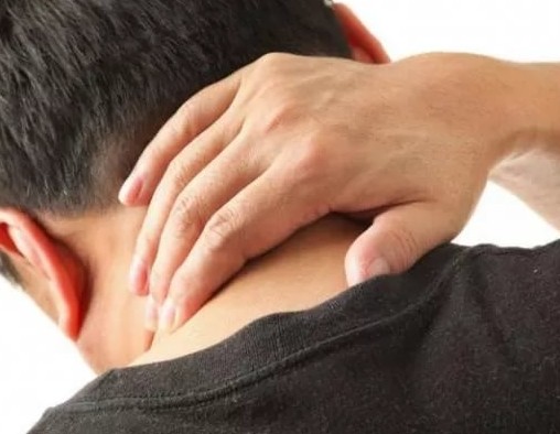 При наклоне болит голова в затылке справа