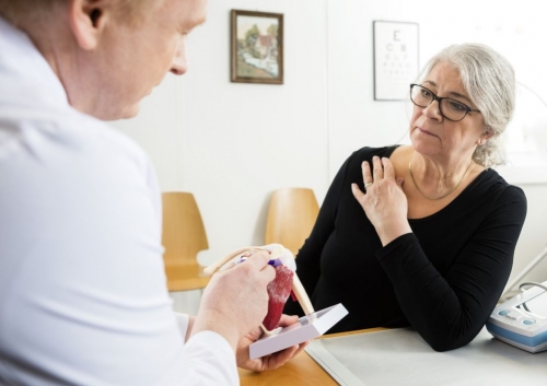 болит за лопаткой слева сзади со спины