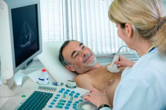 Проведение УЗИ внутренних органов для определения причин вызвавших боли под правой лопаткой УЗИ внутренних органов