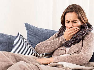 женщина кашляет женщина кашляет